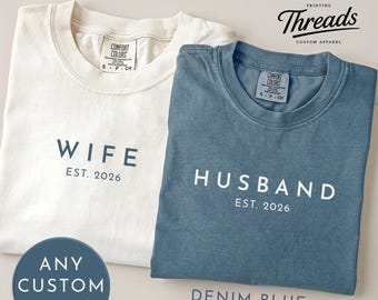 Koszulka z napisem „Mąż i Żona” | Spersonalizowana koszulka z datą ślubu | Koszulka ślubna dla par | Strój na miesiąc miodowy | Prezent dla nowożeńców | Dowolny tytuł + data