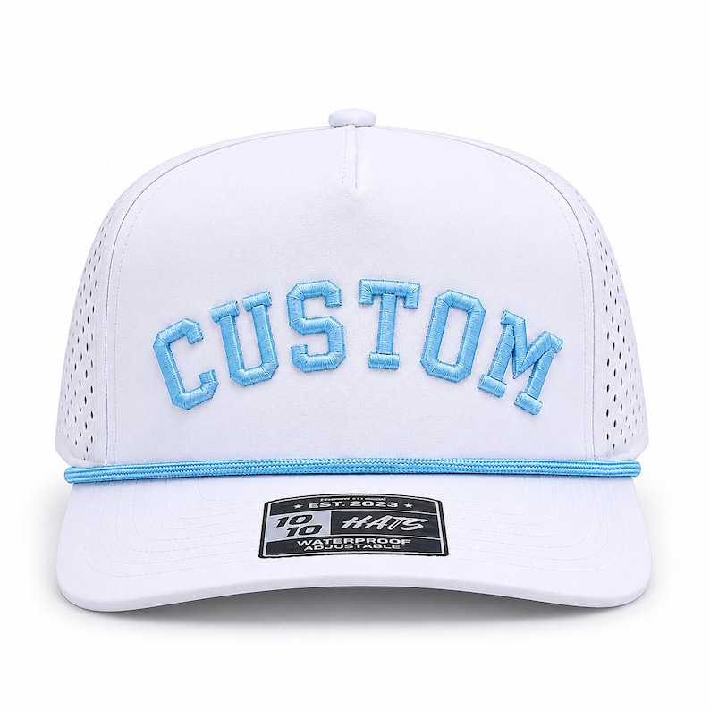 Puede incluir: Gorra de b&eacute;isbol blanca con la palabra "CUSTOM" bordada en azul claro. La gorra tiene un dise&ntilde;o de malla perforada en los laterales y un detalle de cuerda azul claro. La etiqueta dice "10/10 Hats, Waterproof, Adjustable."