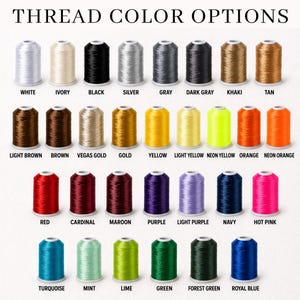 Puede incluir: Una carta de colores de carretes de hilo en varios colores, incluyendo blanco, negro, plata, gris y marr&oacute;n. La carta tambi&eacute;n muestra tonos de amarillo, naranja, rojo, morado, azul y verde. El texto "THREAD COLOR OPTIONS" est&aacute; en la parte superior.