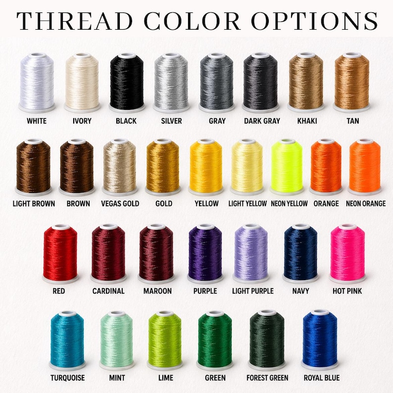 Puede incluir: Una carta de colores de carretes de hilo en varios colores, incluyendo blanco, negro, plata, gris y marr&oacute;n. La carta tambi&eacute;n muestra tonos de amarillo, naranja, rojo, morado, azul y verde. El texto "THREAD COLOR OPTIONS" est&aacute; en la parte superior.