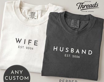 Koszulka z napisem „Mąż i żona” | Spersonalizowana koszulka dla par | Koszulka ślubna z niestandardową datą | Prezent dla nowożeńców | Bluza z kapturem Comfort Colors®