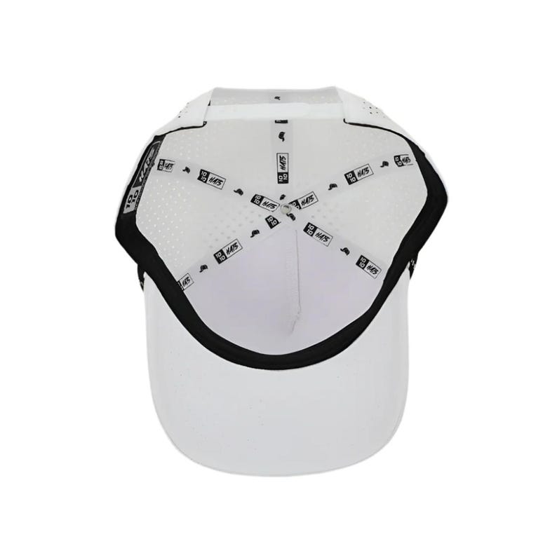 K&ouml;nnte beinhalten: Wei&szlig;e Baseballkappe mit gebogenem Schirm und schwarzem Rand. Das Innere hat ein atmungsaktives Mesh-Design und ein schwarzes Band. Die Kappe hat eine strukturierte Krone und einen vorgekr&uuml;mmten Schirm.