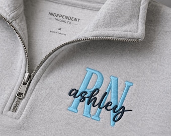 Bluza z nadrukiem pielęgniarki z zamkiem błyskawicznym 1/4, haftowany sweter pielęgniarski, spersonalizowany prezent dla pielęgniarki, prezent na ukończenie studiów pielęgniarskich, monogram z zamkiem błyskawicznym 1/4