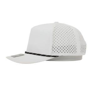 Puede incluir: Gorra de b&eacute;isbol blanca con visera plana y detalle de cuerda en blanco y negro. La parte trasera de la gorra tiene un dise&ntilde;o perforado para mayor transpirabilidad. La gorra es de color blanco liso.