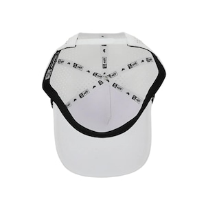 Puede incluir: Gorra de b&eacute;isbol blanca con visera curva y ribete negro. El interior presenta un dise&ntilde;o de malla transpirable y una banda negra. La gorra tiene una corona estructurada y una visera precurvada.