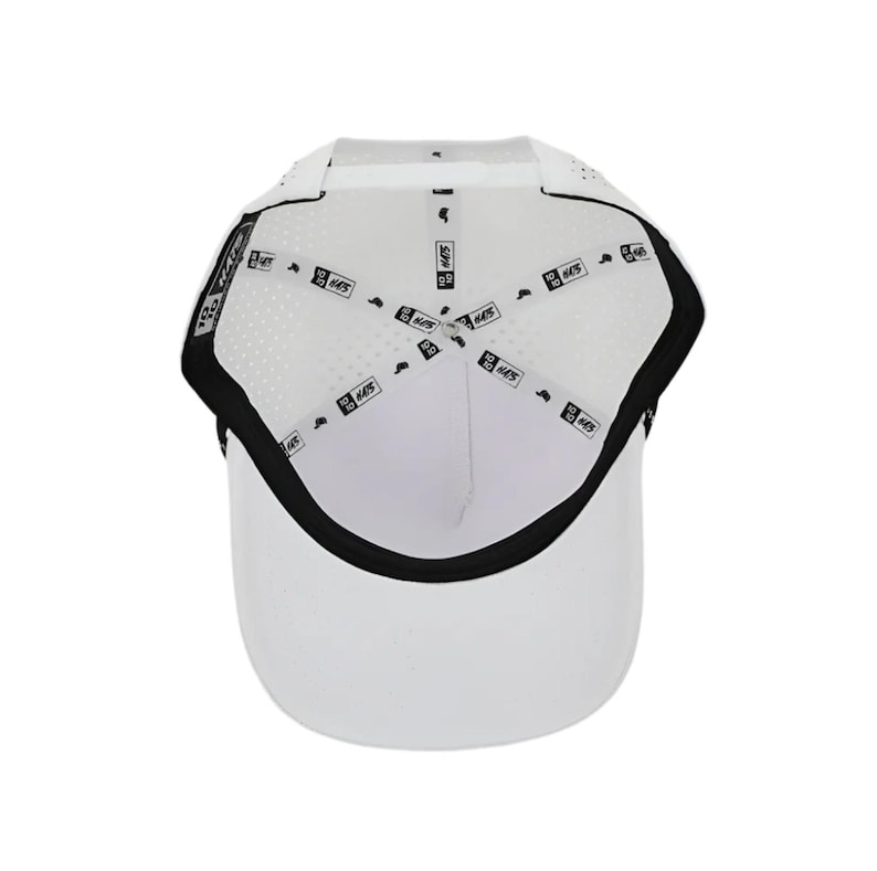 Puede incluir: Gorra de b&eacute;isbol blanca con visera curva y ribete negro. El interior presenta un dise&ntilde;o de malla transpirable y una banda negra. La gorra tiene una corona estructurada y una visera precurvada.