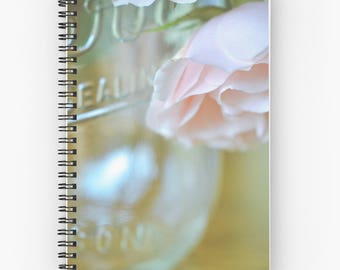 Diario floral de rosas rosas, cuaderno de bocetos en blanco de estilo vintage, diario rayado