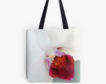 Witte canvas draagtas met orchideebloem, kunstfoto