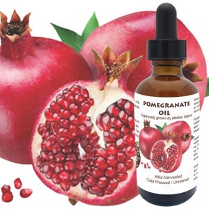 Könnte beinhalten: Eine Flasche Granatapfelöl mit einer Pipette, vor dem Hintergrund von ganzen und halbierten Granatäpfeln. Die Flasche hat ein weißes Etikett mit den Worten "Pomegranate Oil" und "Organically grown by Mother Nature". Die Granatäpfel sind leuchtend rot.