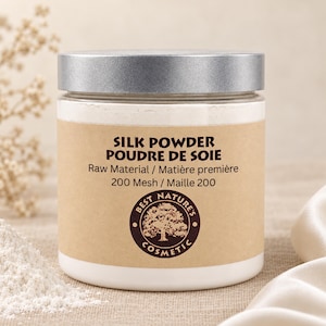 Op de afbeelding: Een doorzichtige plastic pot met een zilveren deksel gevuld met wit zijdepoeder. Het etiket bevat de tekst SILK POWDER POUDRE DE SOIE, Raw Material / Matière première, 200 Mesh / Maille 200 en een rond logo met een boom en de tekst.