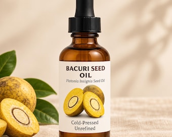 Può includere: Un flacone contagocce in vetro ambrato contenente olio di semi di Bacuri, con l'etichetta Bacuri Seed Oil, Platonia Insignis Seed Oil e Cold-Pressed Unrefined. L'etichetta presenta un'illustrazione di frutti di bacuri gialli tagliati.