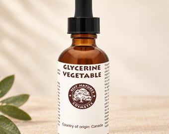 Puede incluir: Un frasco de vidrio ámbar con tapa cuentagotas negra que contiene glicerina vegetal. La etiqueta blanca presenta el texto GLYCERINE VEGETABLE, un logotipo circular con un árbol y el texto BEST NATURES COSMETIC, con Country of origin: Canada.