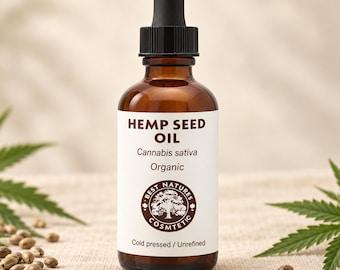 Può includere: Una bottiglia in vetro ambrato con tappo contagocce nero contenente olio di semi di canapa. L'etichetta bianca riporta il testo HEMP SEED OIL, Cannabis sativa, Organic, Best Natures Cosmtetic con un logo ad albero e Cold pressed / Unrefined.