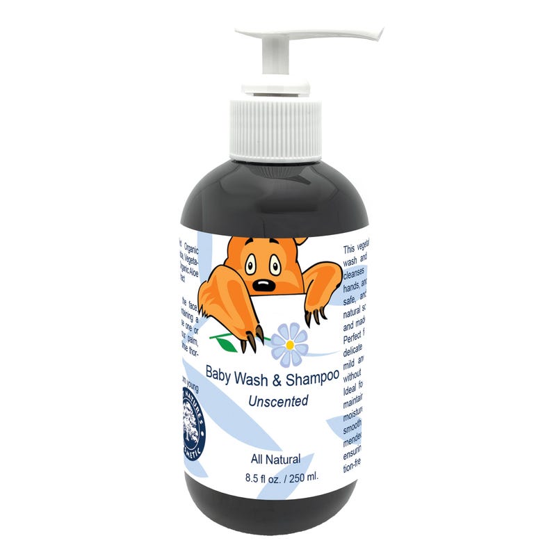 Puede incluir: Una botella de 250 ml de lavado y champ&uacute; para beb&eacute;s sin perfume. La botella es negra con una bomba blanca y un oso de dibujos animados en la etiqueta. La etiqueta tambi&eacute;n dice "Todo natural".
