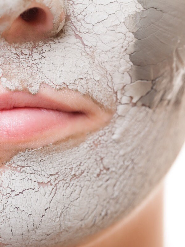 Bentonite. Detoxify the body and face, absorbing and removing impurities.