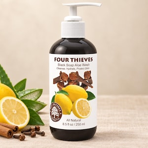 以下が含まれることがあります： Four Thieves Black Soap Aloe Washが入った、白いポンプディスペンサー付きのダークブラウンのプラスチックボトル。ラベルにはクローブ、レモン、アロエベラの画像があり、All Naturalという文字と250mlの容量が記載されています。