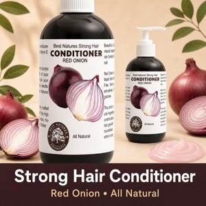Puede incluir: Dos botellas negras de acondicionador para el cabello con etiquetas blancas y el texto "Best Natures Strong Hair CONDITIONER RED ONION". Las botellas están junto a cebollas rojas y un remolino de acondicionador rosa. El texto "Strong Hair Conditioner Red Onion • All Natural" está en la parte inferior.