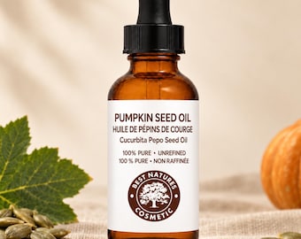 Könnte beinhalten: Eine braune Glastropfflasche mit Kürbiskernöl und einem weißen Etikett mit der Aufschrift PUMPKIN SEED OIL, HUILE DE PÉPINS DE COURGE, Cucurbita Pepo Seed Oil, 100% PURE, UNREFINED sowie einem runden BEST NATURES COSMETIC Logo.