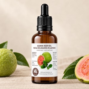 Può includere: Un flacone contagocce in vetro ambrato di olio di semi di guava con un'etichetta bianca riportante il testo Guava Seed Oil, Huile de graines de goyave, Unrefined, Non raffinée, Ingredients, Directions e 100% pure botanical oil, 100% huile botanique.