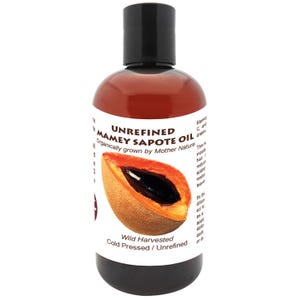 Könnte beinhalten: Eine braune Flasche unraffiniertes Mamey Sapote Öl. Das Etikett zeigt eine Abbildung einer halbierten Mamey Sapote Frucht. Der Text auf dem Etikett lautet "Organisch angebaut von Mother Nature" und "Wild geerntet kaltgepresst / unraffiniert."