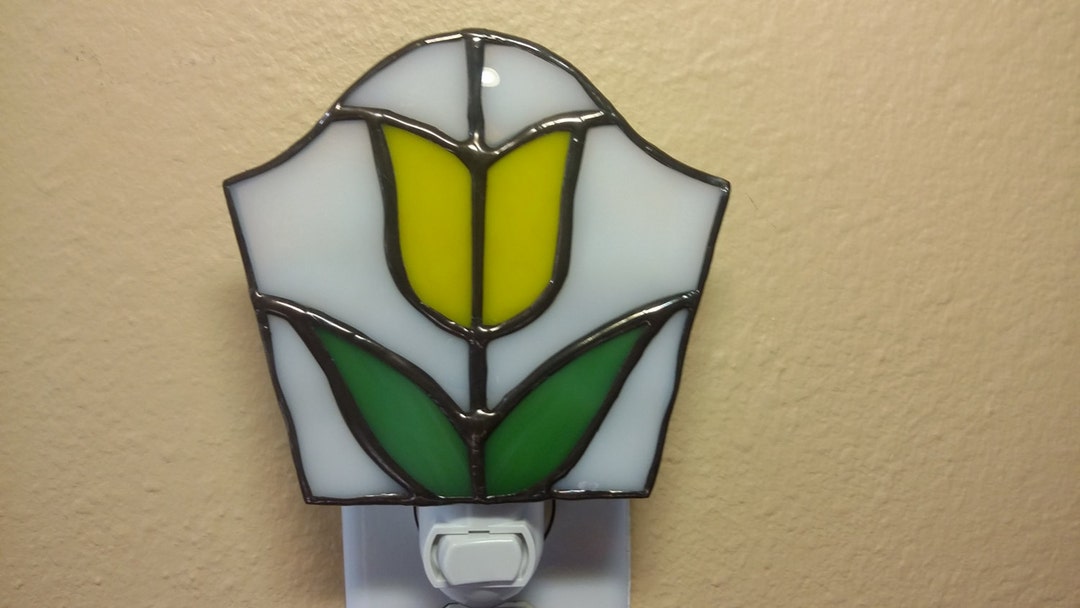 Stained Glass Tulip Nightlight, Yellow Flower Accent Light – Room Decor - Auto On/Off