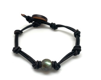 Pulsera de cuero anudada Labradorita con botón OM de madera. Portador de luz, protección, intuición, fe en sí mismo