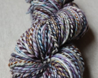 Handgesponnene Superwash-Merinowolle, Kammgarn, Taubendach-Studios gefärbt