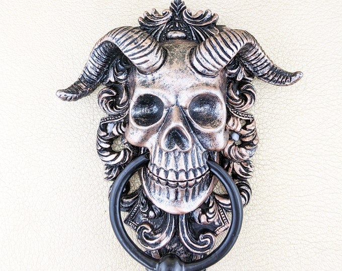 Sale  y34 Horned Skull Door Knocker Wall Plaque resin Gothic Heavy decor Figurine spooky creepy demon macabre display home decor halloween