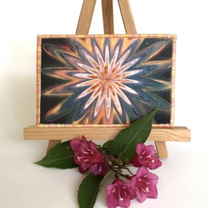 Carte postale artistique en fibres de perles, pêche et noir avec perles, carte postale en tissu 10 cm x 15 cm (4 x 6 po.), carte postale galaxie matelassée OOAK
