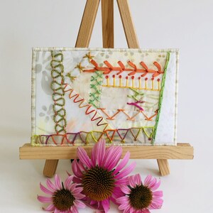 Carte postale brodée à la main Crazy Quilt, Carte postale en tissu crème orange et vert, Carte postale d'art fibreux, Carte postale d'art textile