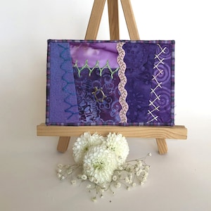 Carte postale brodée à la main Crazy Quilt, Carte postale en tissu violet, Carte postale d'art fibreux, Carte postale d'art textile fait main