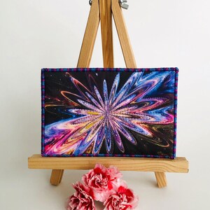Carte postale artistique en fibres de perles en rose, jaune et bleu avec des perles, carte postale en tissu 10 cm x 15 cm (4 x 6 po.), carte postale galaxie matelassée OOAK