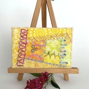 Art textile jaune Crazy Quilt, carte postale en tissu 10 cm x 15 cm (4 x 6 po.), art textile brodé à la main, carte postale matelassée OOAK