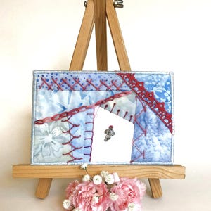 Carte postale en tissu bleu clair Crazy Quilt, art textile brodé à la main, art textile fait main