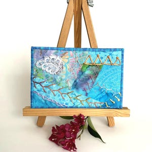 Art textile turquoise Crazy Quilt, carte postale en tissu 10 cm x 15 cm (4 x 6 po.), art textile brodé à la main, carte postale matelassée OOAK