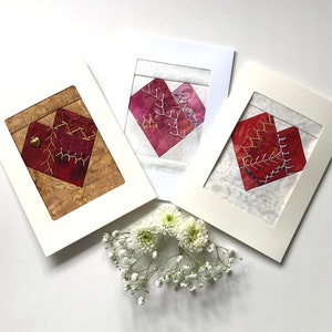 Lot de 3 cartes de voeux brodées à la main, cartes coeur faites main 5 x 7 pouces uniques, cartes de mariage ou d'anniversaire de la Saint-Valentin en textile, art textile