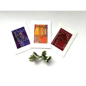 3 cartes faites main, lot de 3 cartes de voeux Crazy Quilt Fabric, cartes uniques cousues à la main, 5 x 7 pouces fibre art textile cartes de voeux