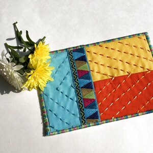Carte postale moderne avec piqûre, jaune orange et tissu turquoise, carte postale d'art fibreuse à encadrer, 10 x 15 cm (4 x 6 po.) art textile brodé