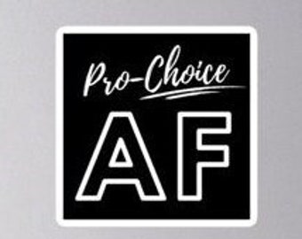 Può includere: Adesivo quadrato nero con testo bianco che dice "Pro-Choice AF".