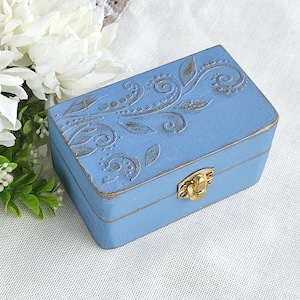 Scatola portafedi blu polvere - Portafedi in legno personalizzato fatto a mano. Elegante scatola portafedi con sfumature dorate.