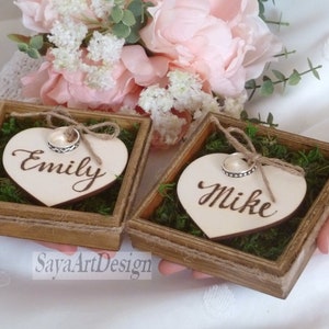 Ringkussendoos, houten ringhouder. Twee gepersonaliseerde houten harten voor ringen. Alternatief voor een trouwringdoos. Aangepaste houten harten. dhr en mevr Heart+Boxes+Moss