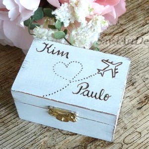 Scatola portafedi "Avventura". Scatola in legno rustico personalizzata: un ricordo per un matrimonio da sogno.