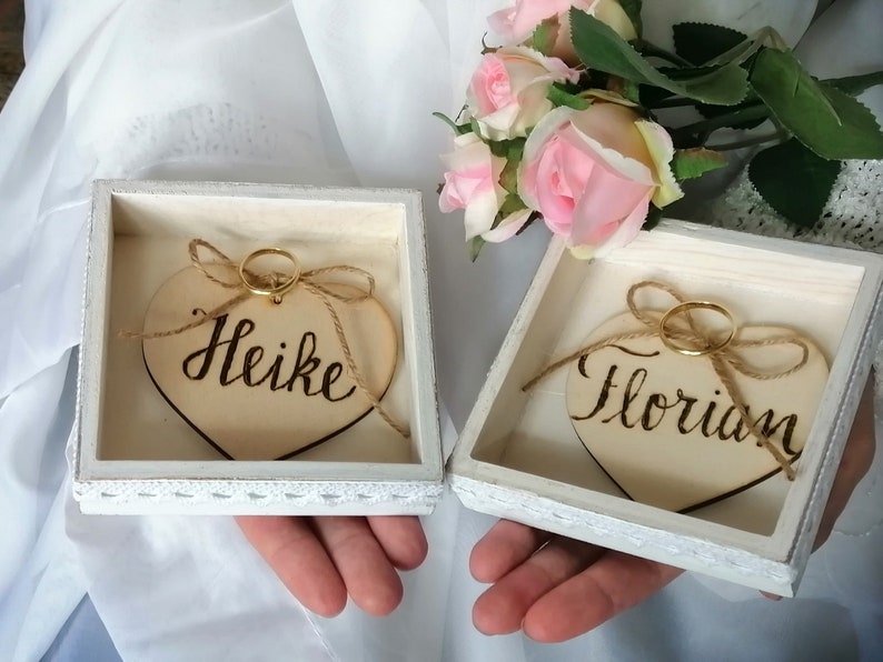 Ringkussendoos, houten ringhouder. Twee gepersonaliseerde houten harten voor ringen. Alternatief voor een trouwringdoos. Aangepaste houten harten. dhr en mevr Hearts+white boxes