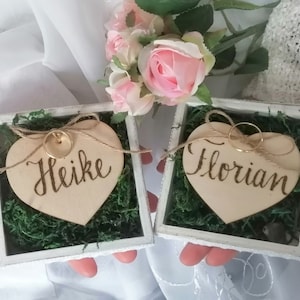 Ringkussendoos, houten ringhouder. Twee gepersonaliseerde houten harten voor ringen. Alternatief voor een trouwringdoos. Aangepaste houten harten. dhr en mevr Heart+white box+moss