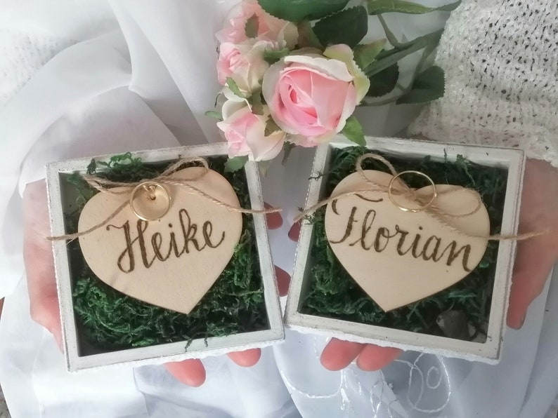 Ringkussendoos, houten ringhouder. Twee gepersonaliseerde houten harten voor ringen. Alternatief voor een trouwringdoos. Aangepaste houten harten. dhr en mevr Heart+white box+moss