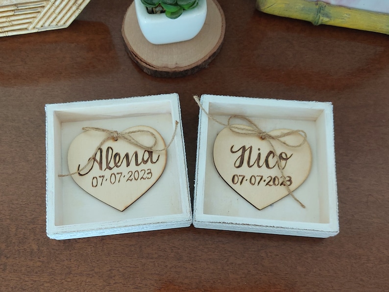 Ringkussendoos, houten ringhouder. Twee gepersonaliseerde houten harten voor ringen. Alternatief voor een trouwringdoos. Aangepaste houten harten. dhr en mevr afbeelding 5