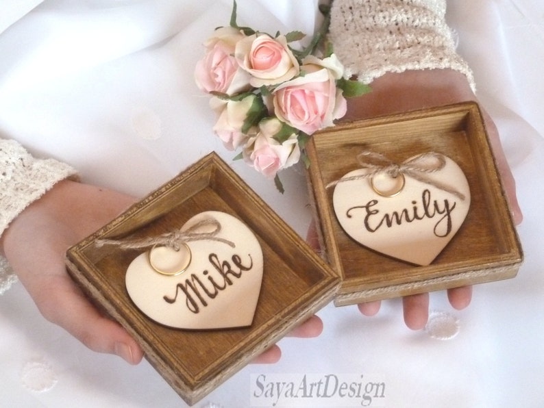 Ringkussendoos, houten ringhouder. Twee gepersonaliseerde houten harten voor ringen. Alternatief voor een trouwringdoos. Aangepaste houten harten. dhr en mevr Hearts+wooden boxes