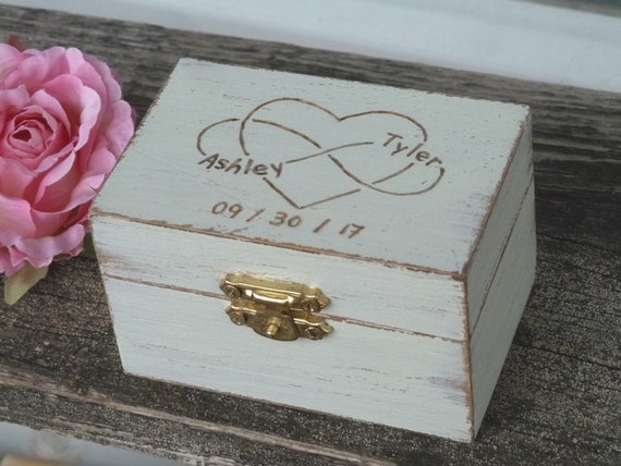 Porta alianzas caja de madera corazón personalizada - Lovely Toppers