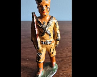 1930s-40s marching toy soldier. Barclay Manoil.