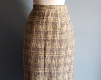 Vintage plaid pencil skirt. W 26".